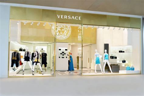 Versace inaugura loja no shopping Village Mall no Rio de Janeiro